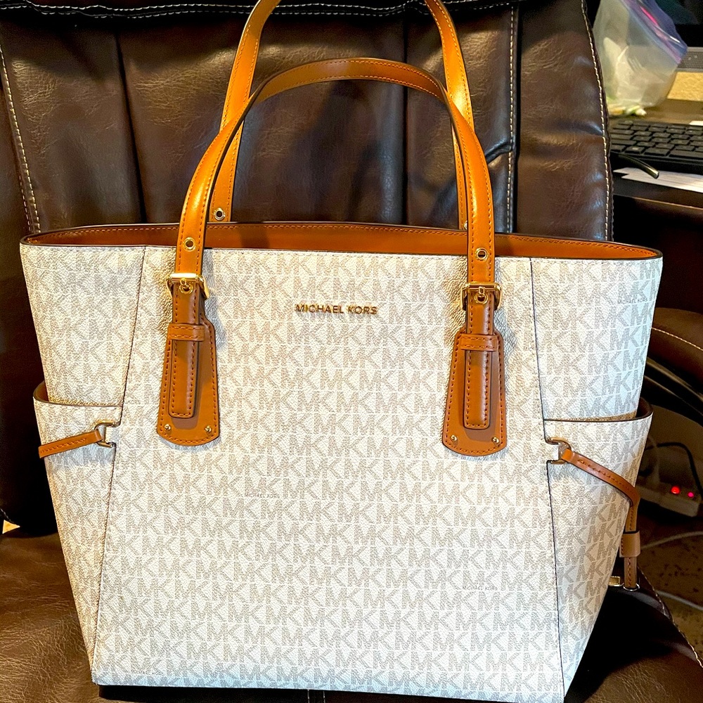 Michael Kors Voyager Small logo Tote Bag